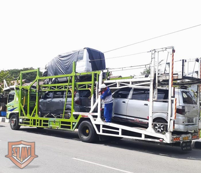 Pengiriman mobil dengan car carrier